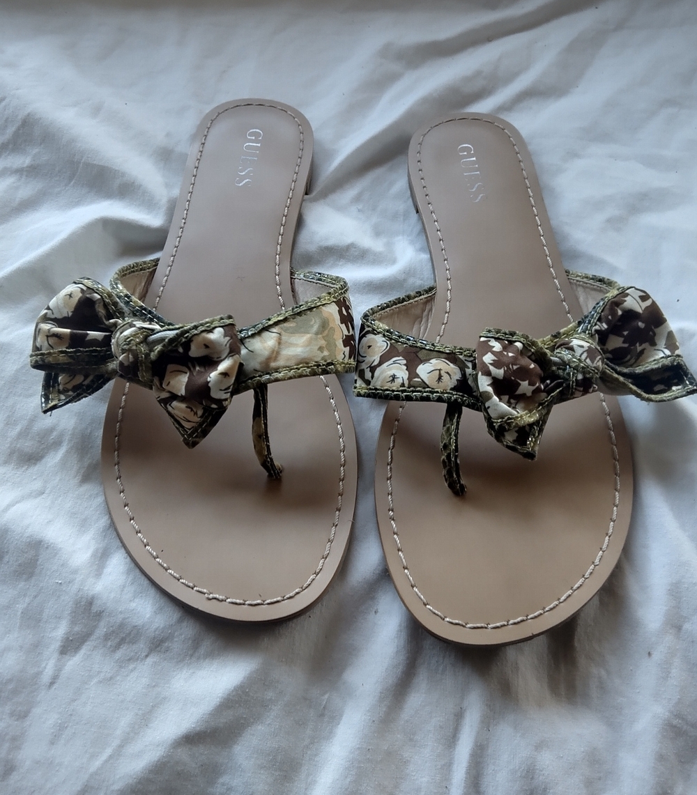 GUESS Olive Fabric Floral Bow Toe-Post Sandals with Faux Snakeskin Edge Trim